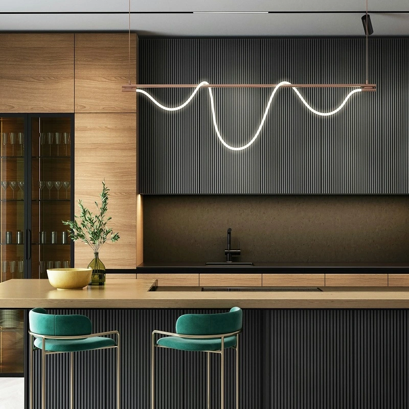 Cocina moderna con isla central en melamina oscura, cubierta beige, muebles con diseño vertical, iluminación decorativa suspendida, taburetes en terciopelo verde y estilo minimalista elegante